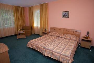 Люкс с 2 спальнями, с балконом и видом на море в Отеле Hotel Slavyanski